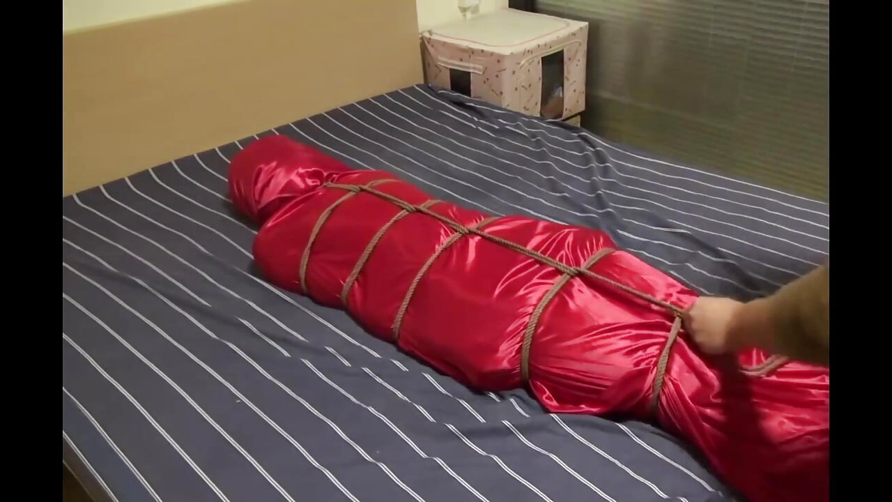 Pembe çarşaflar ve kompresyon torbaları