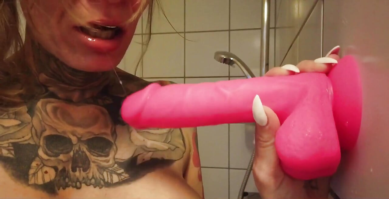 Dildoda öğürüyor