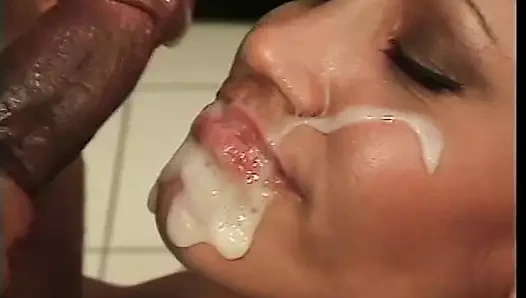 Güzel şişman götlü seksi zenci bebek arkadan sikiliyor