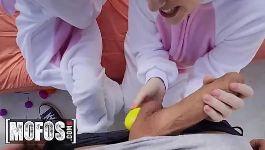 Mofos - minyon Alice Merches ve Sadie Hartz vahşi paskalya yumurtası maceralarından sonra açık havada yarağa biniyor