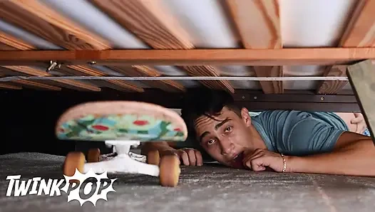 Twinkpop - Jake Preston domino mishap yuvarlak götünü ortaya çıkardıktan sonra patenci Cameron Neuton'ı sikiyor