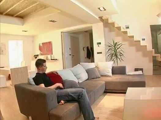 Seksi kırmızı iç çamaşırlı esmer kadın gırtlağına kadar alıyor ve erkek arkadaşının büyük yarağını alıyor