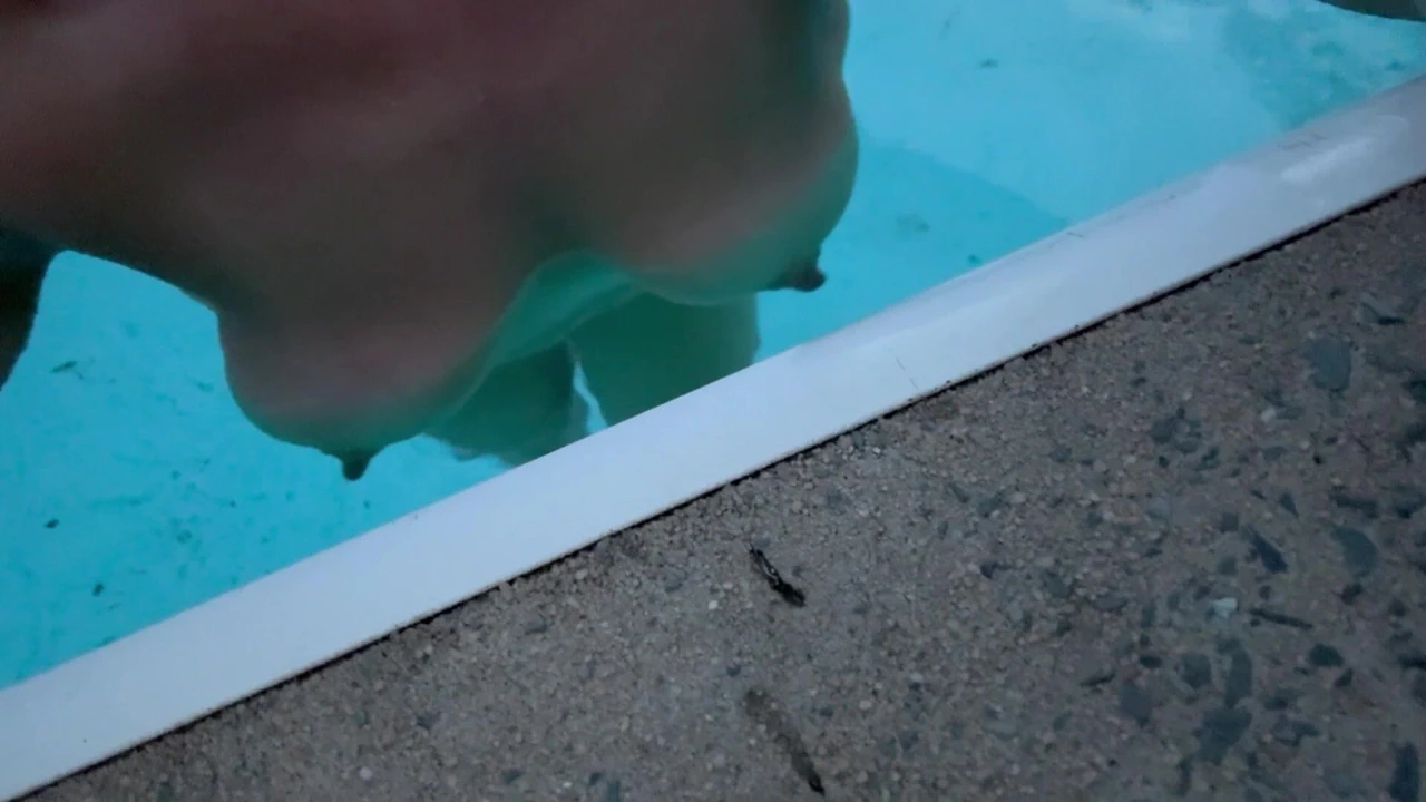 Güzel memeler suda zıplıyor