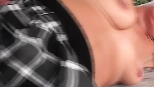 Edepsiz yaşlı kadın dışarıda bir adam tarafından tüm sikiş deliklerine sikiliyor