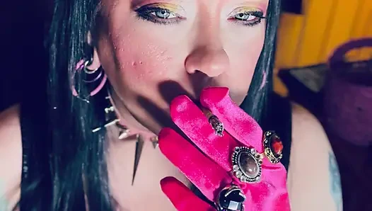 Yaptığı işte en iyisi o! Tina Snua kibritli bir sigara yakıyor ve eldivenle sigara içiyor