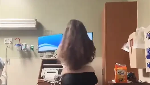 Kötü kız yatak istirahatinde