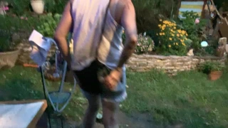 Üvey anne sütlü göğüslerini gösteriyor