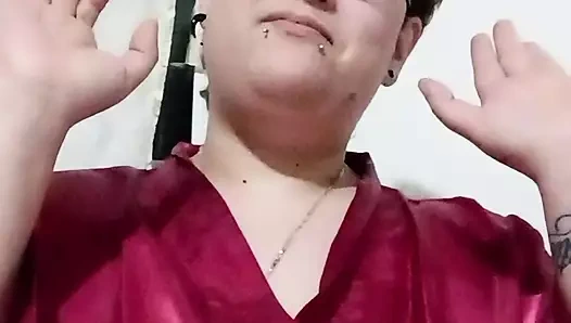 Bornoz içindeyken baskın talimatlar veriyor