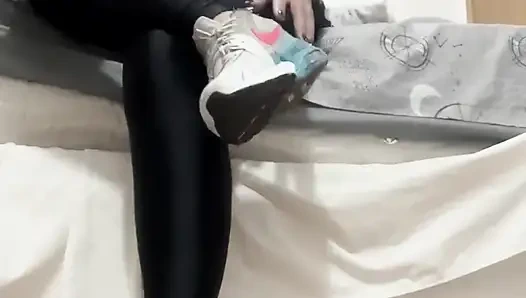 Dün sadece senin için giydiğim terli ve süper kokmuş spor ayakkabılarımı çıkarıyorum