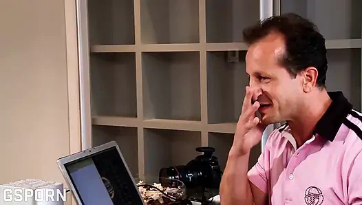 Güzel büyük memeli sarışın orta yaşlı seksi kadın domalarak döl götüyle sikiliyor