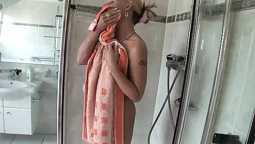 Büyük memeli sarışın olgun dildoyla amını sikiyor