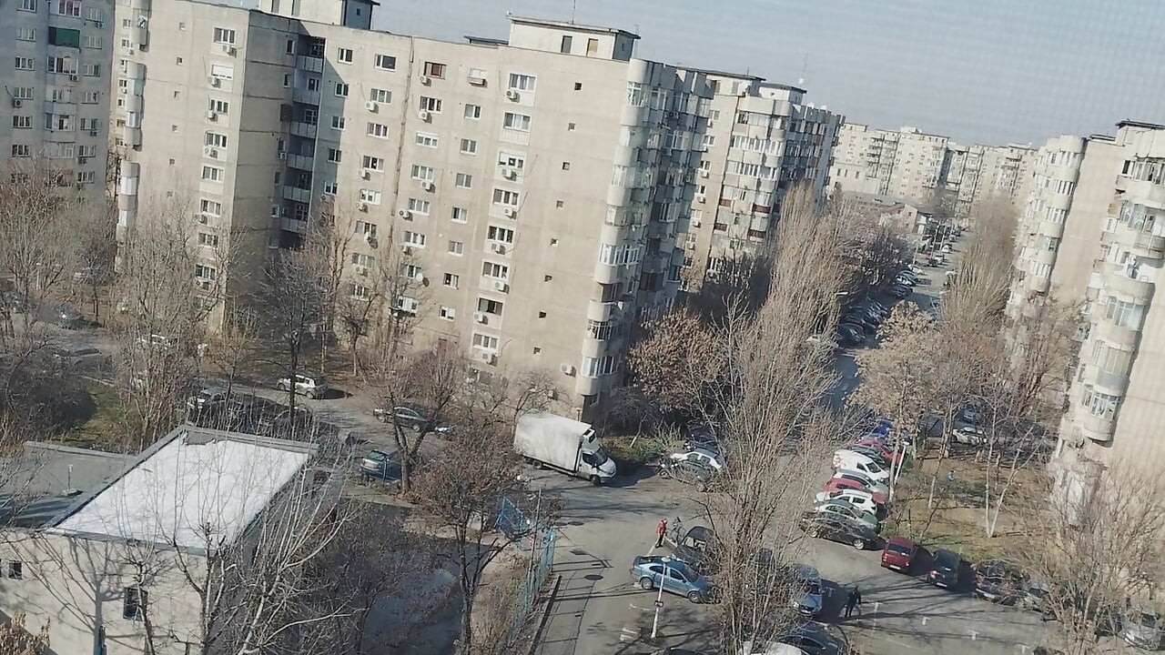 Daire penceresinin önünde naylon dans azgın büyük göğüsler genç