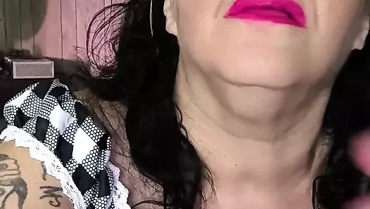 Şişman göbekli sikişen fahişe göbek deliğine boşalmak için yalvarıyor şişman sikişiyor