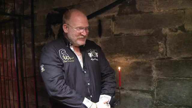 Старушке со стройным телом фистят ее бритую киску