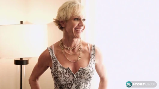 İri göğüslü evli kadın ve anne büyük, genç bir yarağı sikiyor