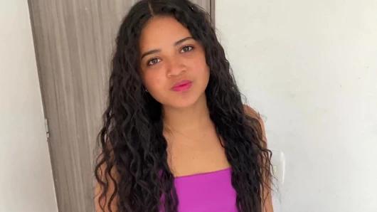 Üvey kuzenim onu sinemaya davet etmesi karşılığında yarağımı emiyor