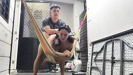ASYALı ORTA YAŞLı SEKSI KADıN SALLANıRKEN SERT SIKILIYOR