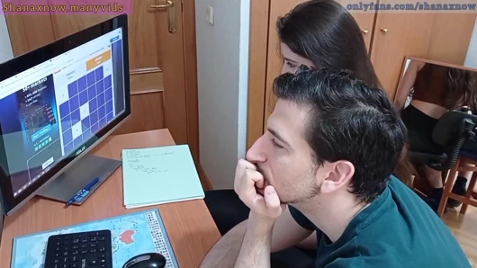 Genç öğrenci şantaj, pov oral seks, ağzına boşalmak, yutmak.