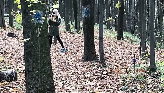 Ormanda Sarışın, Kamerada Yabancıya Karşı Ayağa Kalkarak Sevişiyor