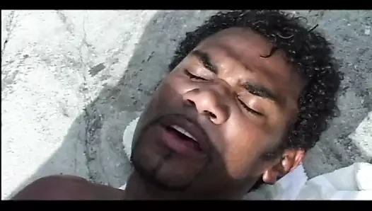 Bu mükemmel beyaz götü kırmak için bir büyük zenci yarağı