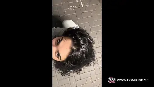 Yeşil iç çamaşırlı dövmeli büyük memeli esmer poz veriyor