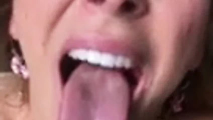 Sıcak sarışın milf sikikleri ile genç adam