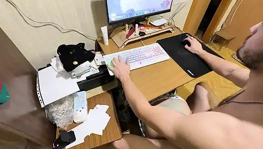 Ben bilgisayar oynarken masanın altında götten sikiliyor