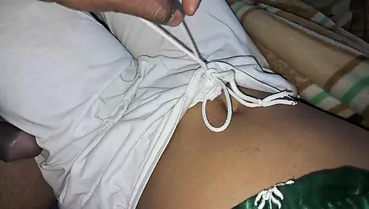 Hintli ateşli evli kadın xshika kaşıklama pozisyonunda sikiliyor