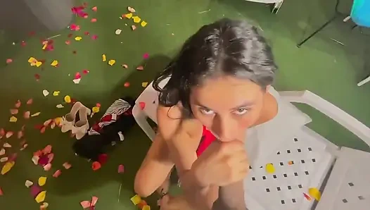 Bana olan sevgisini ilan ediyor ve sonunda sikişiyor ve dölünü içkiyle yutuyoruz.