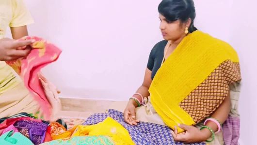 Hintli ev hanımı büyük zenci yarağı satan sarileri sikiyor.. Telugu edepsizce konuşuyor.