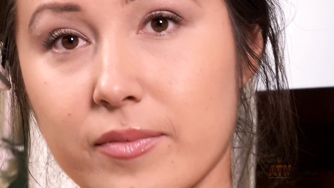 Azgın esmer model kealoha, losyonda kendini kaplarken sana onu kedinin her açısını gösteriyor