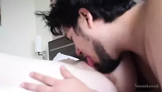 Kız arkadaşımın amını yalıyorum ve onu sert sikiyorum