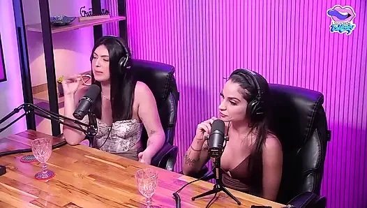 Sevimli iri güzel kadın ve kız arkadaşları fahişelik edepsizce konuşuyor