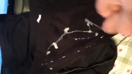 Un amico di xhamster sborra sulle mutande di mia suocera