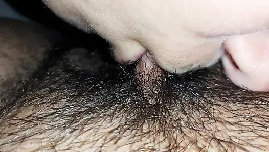 Klitorisini ağzıma alıyorum ve ağzıma daha hızlı boşalması için dudaklarımla sıkıyorum