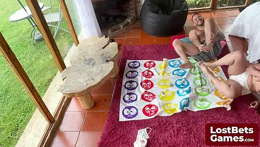 Amelia и Лукас изкручивают жару с стриптиз Twister