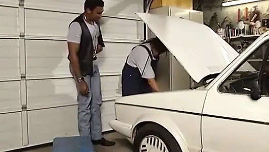 araba garajında siyah bir stud ve çift penetrasyon ile üçlü