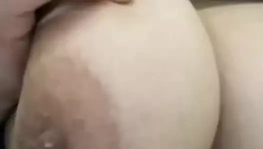 Kadın büyük memelerini gösterir