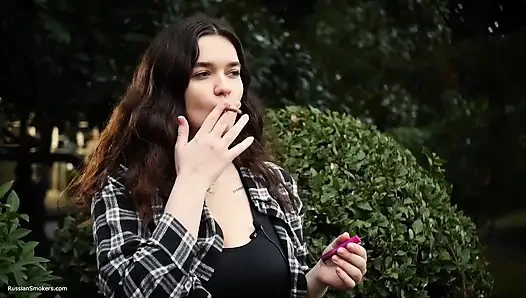 Tatlı ve büyük memeli Rus bebek doğada sigara içiyor