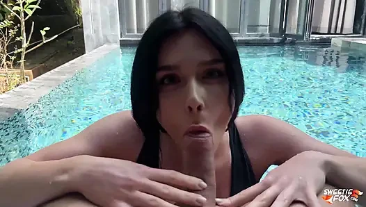 Une coquine incroyable en maillot de bain suce dans la piscine, baise et lèche tout le sperme