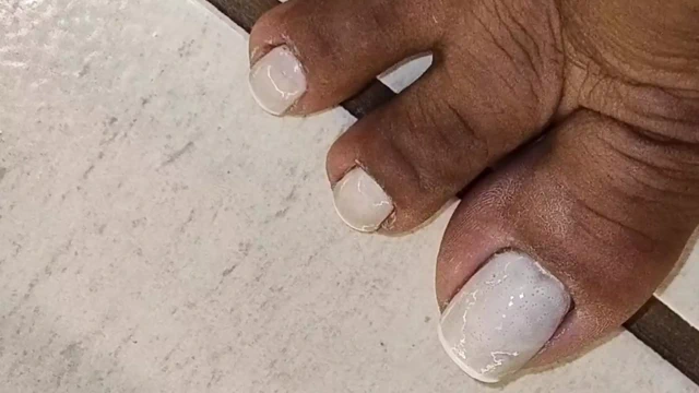 Sadece ayakları filme alan kamerayla sikişiyor 4