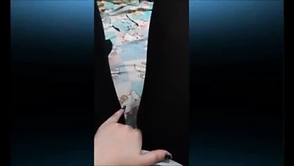 Siyah taytlı bacaklarıyla oynayan tarragh