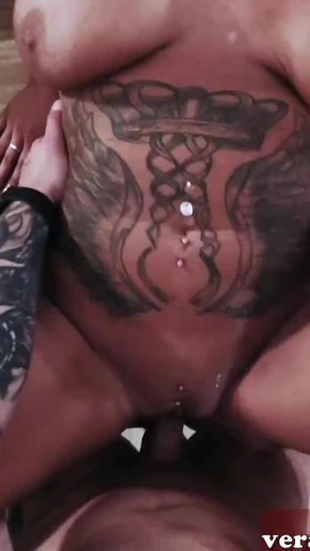 Захватывающий момент из "Немецкую проститутку с большими сиськами заказали для настоящего свидания в видео от первого лица, немецкое"