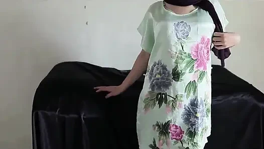 Yastıklı vücutlu hintli kız sadece küçük bir masaj yaptırıyor ve hemen ıslanıyor. En son hint pornosu.