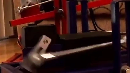 Çarpıcı kızıl saçlı seks makinesi ile eğlenir