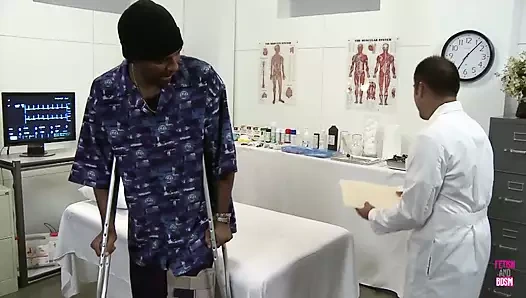 O bir doktor ve hastalarının büyük siyah yarağını ağzıyla kontrol ediyor