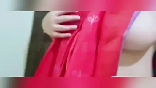 Sari ile göğüslerini gösteriyor