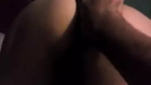 Büyük götlü Kolombiyalı orta yaşlı seksi kadın