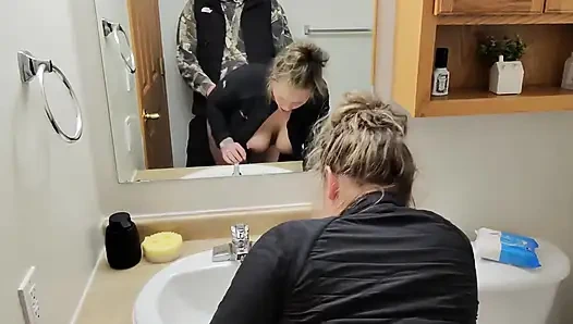 Partiden sonra azgın evli kadınla banyoda sinsi seks