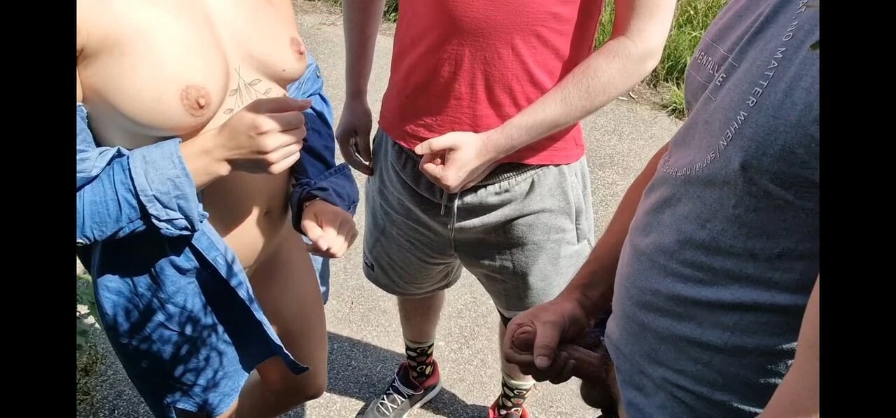 Otoparkta, iki yabancı mastürbasyon yapıyor ve göğüslerine boşalıyor, herkesin içinde elle muamele